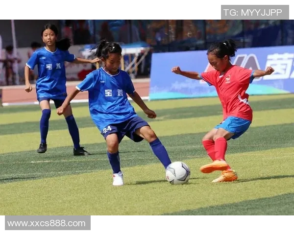 足球明星们的可爱高清照片合集展现他们的迷人笑容与青春活力